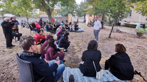 FOTO Cu bicicleta pe urmele contrabandei cu combustibili de la graniță / Cum trăiau românii din Jimbolia în vremea embargoului impus sârbilor: „Când venea locomotiva sârbească, se stingeau toate becurile din gară” 