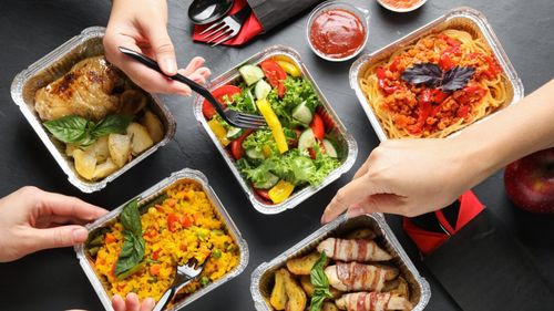 Cât trebuie să lucreze românii pentru a-și permite meniul zilei în oraș? Analiză: Un IT-ist are nevoie de doar 36 de minute/ Un educator lucrează la fel de mult ca un șofer de taxi