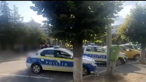Trei indivizi din Bacău, reținuți pentru 24 de ore, pentru că în timp ce se aflau pe teritoriul Franței ar fi sechestrat o tânără de 29 de ani. Victima, transportată împotriva voinței sale în Onești, a fost violată în repetate rânduri de unul dintre suspecți
