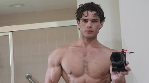 Looksmaxxing: obsesia frumuseții și criza morală a unei generații