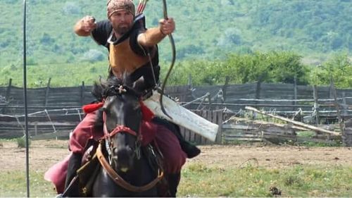 VIDEO Cele trei vieți ale lui Mihai, campionul mondial la tir cu arcul călare. Povestea românului care reînvie o artă marțială inspirată de vechii samurai japonezi