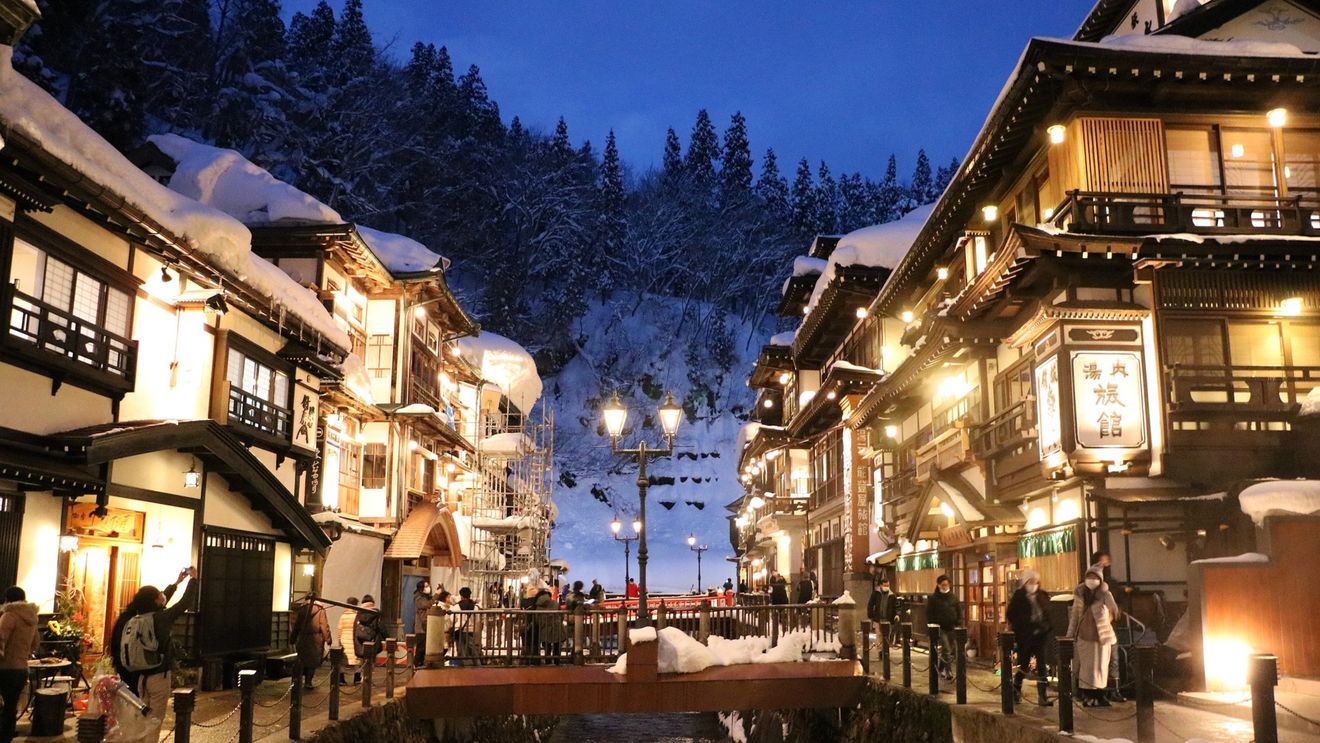 Un popular oraș japonez cu izvoare termale restricționează accesul turiștilor pe fondul "luptelor" pentru cele mai bune locuri de fotografii