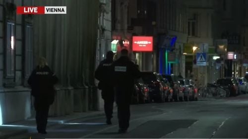 Atentat în Viena cu 4 morți și 22 de răniți. Un singur autor găsit de autorități. Teroristul fusese eliberat condiționat după doar 7 luni de închisoare. Atacatorul a vrut să lupte în Siria alături de ISIS