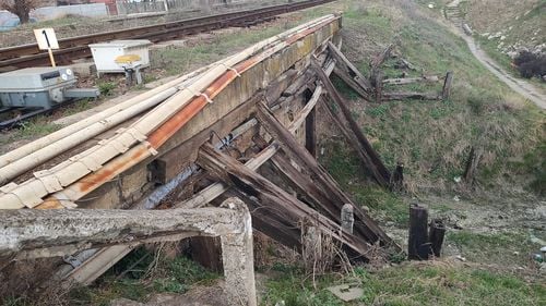 Ministrul Transporturilor Sorin Grindeanu susține că podul CFR proptit cu grinzi de lemn la Târgu-Ocna e în program de reparații și cere aviz rapid de mediu / CFR declarase că în zonă nu există nici un pod periculos