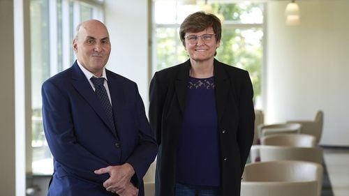 „Oscarurile științei”: Cercetătorii care au creat tehnologiile ce au stat la baza inventării vaccinurilor anti-COVID pe bază de ARN mesager au câștigat majoritatea Premiilor Breakthrough din acest an