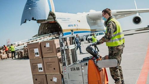 În Germania a intrat în vigoare purtarea obligatorie a măştilor faciale / Primul transport cu 10 milioane de măști din China a sosit, încă trei zboruri separate vor aduce încă 25 de milioane