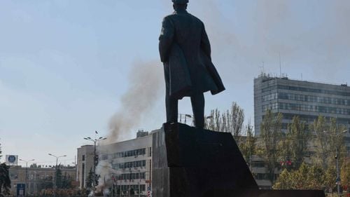 Forțele ruse de ocupație reamplasează statuia  lui Lenin în orașul Melitopol din sudul Ucrainei