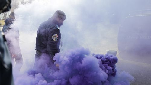 Protest al sindicaliştilor din penitenciare şi Poliţie, în faţa Guvernului / ”Jandarmeria nu va mai deschide robinetul gazelor lacrimogene şi va arunca bastoanele şi scuturile la coşul de gunoi” / Se cer drepturi salariale