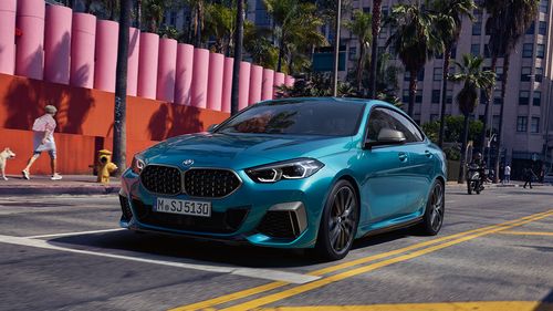 4 români din Italia au cumpărat un BMW cu 2 euro, față de 20 de mii, cât valora / Au păcălit vânzătorul cu un transfer bancar de doar 2 euro / Au fost prinși pentru că erau deja în baza de date a poliției italiene