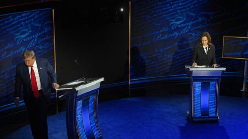 Harris îl acuză pe Trump că "dezonorează" funcţia prezidenţială