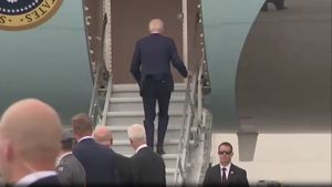 Casa Albă face ajustări subtile pentru Biden: Președintele american folosește tot mai des "scările inferioare" ale avionului Air Force One, pentru a evita incidentele jenante – Politico
