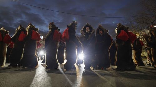 Care este semnificația colindelor de Craciun / Tradiții românești: scormonitul în foc / Cele mai frumoase colinde