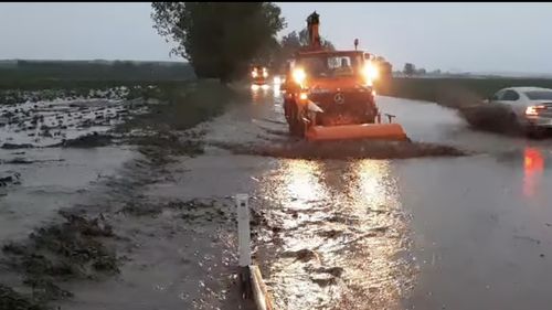 VIDEO Trafic dificil din cauza precipitaţiilor abundente pe mai multe sectoare de drum din județul Iași / Echipajele Direcției de Drumuri, pregătite să intervină după retragerea apelor