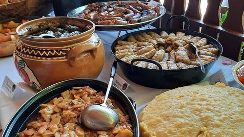 O nouă ediție a Festivalului Sarmalelor va avea loc la Salonta. Organizatorii își propun să gătească 16.000 de sarmale și să strângă bani pentru fundația lui Mihai Neșu