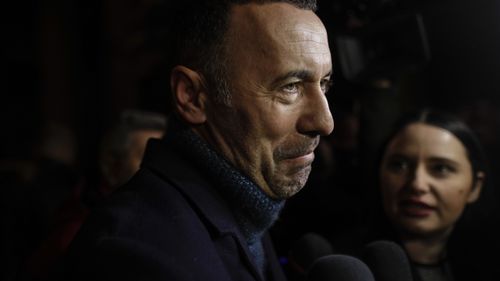 REFERAT DNA Procurorii ar fi găsit în telefoanele lui Iulian Dumitrescu şi ale apropiaţilor lui discuţii pe Whatsapp despre comisioanele primite şi despre o afacere cu terenuri la Lehliu / Plăţi pentru un Lamborghini Urus şi aerul condiţionat de la Stejarii, dar şi pentru presă