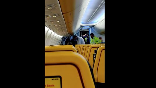 Cluj24: Un bărbat a fost debarcat din avion după ce a refuzat să-și pună masca / A fost scos din aeronavă de polițiști în aplauzele celorlalți călători