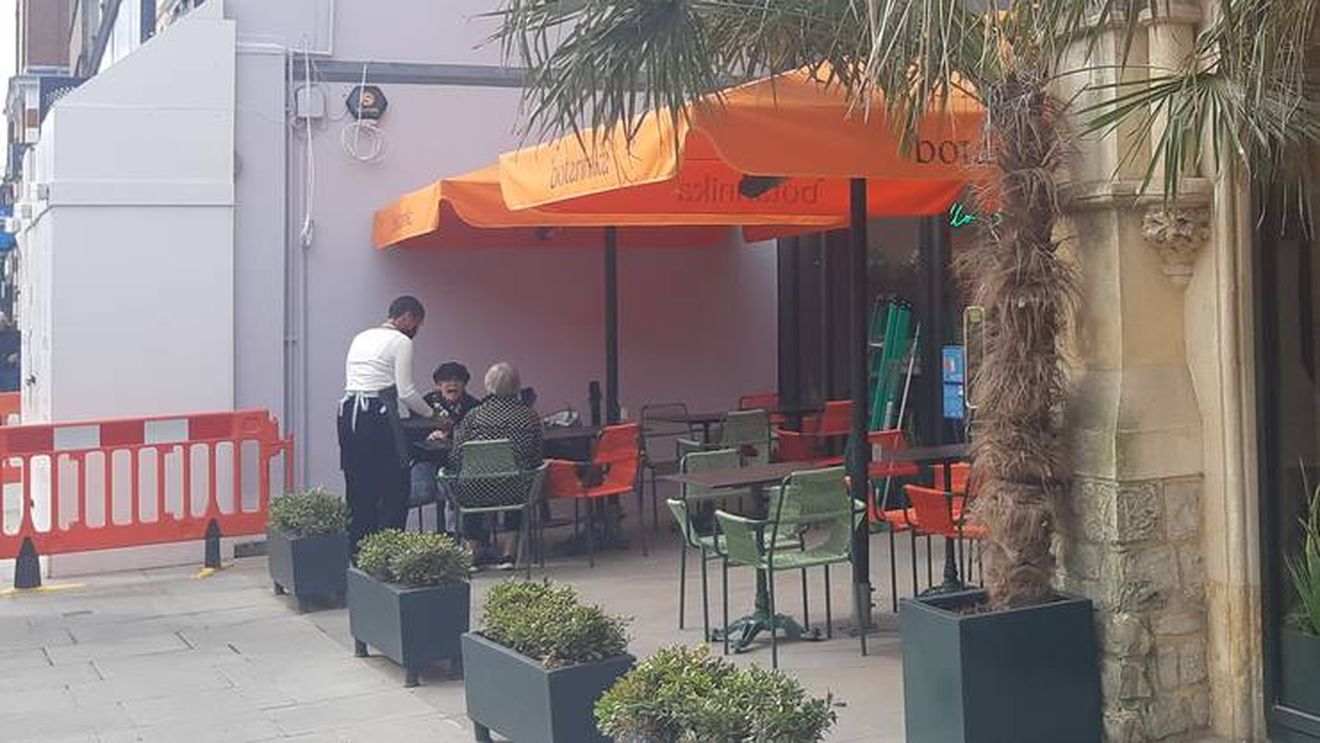 Cum au petrecut britanicii prima zi din faza a doua de relaxare: cumpărături, cafea și bere în frig