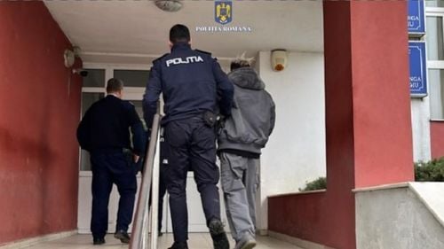 Manelist plasat sub control judiciar într-un dosar de înşelăciune / E acuzat că a luat 2.000 de euro pentru a-i cânta la nuntă, dar nu a mai ajuns la eveniment / A fost prins pe aeroport