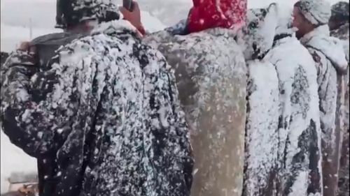 VIDEO A nins în Arabia Saudită. Imagini cu zăpada acoperită cu nisip și localnici dansând, devenite virale