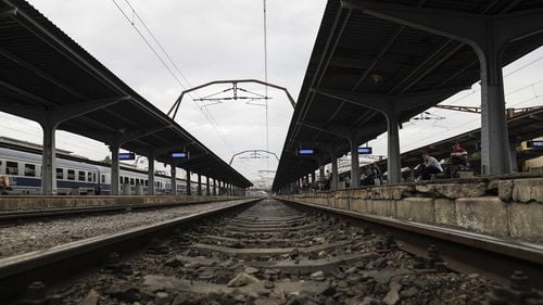 Circulaţie feroviară perturbată în gara Braşov, din cauza ruperii pantografului unui tren de călători