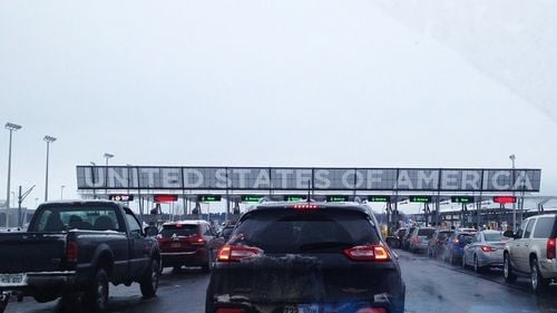 Dilema canadienilor: să închidă sau nu granița cu SUA?