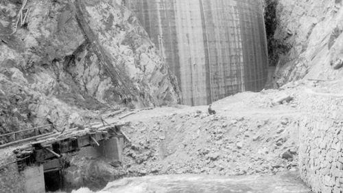FOTO Vidraru, barajul început de Gheorghiu Dej și inaugurat de Ceaușescu / Imagini de acum aproape 60 de ani, de la construcția hidrocentralei / Apa de aici trebuia să irige 100 de mii de hectare de teren, să dezvolte turismul și să dea apă de băut bucureștenilor