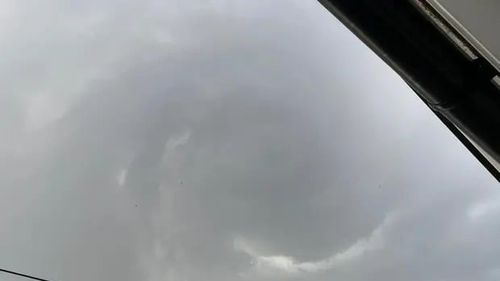 VIDEO O vijelie cu aspect de tornadă a devastat un cartier din Londra