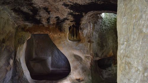 FOTO/VIDEO Focuri vii, munți de sare, vulcani noroioși, depozite de chihlimbar, fosile, așezări rupestre, trovanți și peisaje de poveste în Ținutul Buzăului, declarat Geoparc UNESCO / Cum poți vizita zona cu costuri mici și care sunt noile activități pentru tinerii dornici de aventură în natură