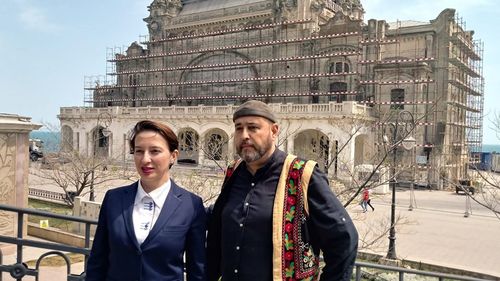 VIDEO Pe urmele părinților. Fiul arhitectului Cristodulo și fiica deținutului politic Voicilă s-au întâlnit în Cazinoul din Constanța, fostul șantier comunist în care tații lor au îngropat scrisori și poezii  