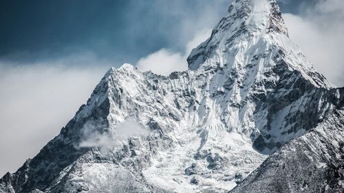 Un alpinist polonez face istorie după ce a reușit să coboare pe schiuri de pe Everest fără oxigen îmbuteliat / Donald Tusk a salutat reușita: „Cerul e limita? Nu pentru polonezi”