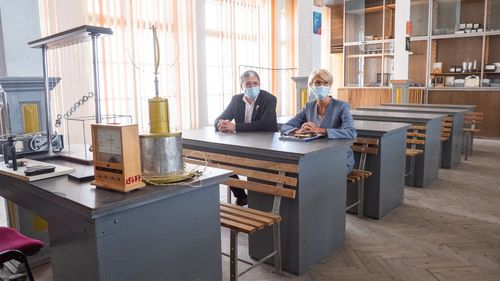 EXCLUSIV Guvernul Orban vrea să aloce colegiilor centenare majoritatea fondurilor pentru Educație din Planul Național de Relansare și Reziliență, deși spune că "nu se constată nicio îmbunătățire a rezultatelor școlare, în special în rândul copiilor din zonele rurale și din zonele defavorizate economic"