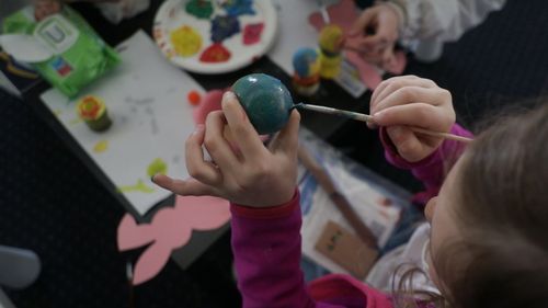 VIDEO REPORTAJ Copiii ucraineni au pictat ouă de Paști la Romexpo/ Cum primesc sprijin refugiații și o lecție a unei mame cu 5 copii