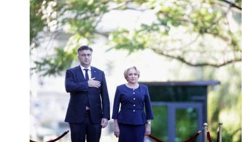 VIDEO UPDATE Cascadă de gafe comise de Viorica Dăncilă la întâlnirea cu premierul Croației. ”Make a photo?”, ”apartenenței CELE două state la...”, ”apartenenței la ACEIAȘI trio de PREȘIDENȚII...”