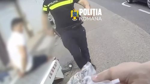 VIDEO: Foc de armă pe Șoseaua Nicolae Titulescu din Capitală / Doi tineri, imobilizați de polițiști după ce au aruncat sub o mașină o pungă cu droguri și au încercat să scape cu fuga