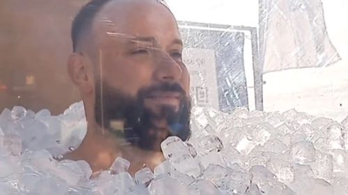 Un polonez a stat scufundat în gheaţă timp de patru ore / Este cea mai lungă durată a contactului întregului corp cu gheața / Lukasz decis să doboare acest record din dragostea lui pentru frig
