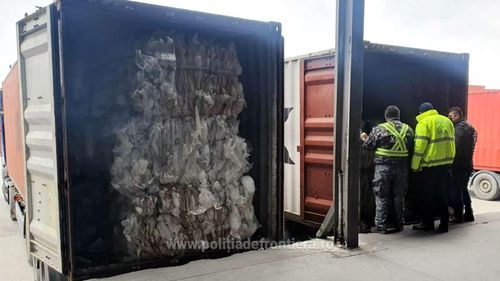 Un transport cu 22 de tone de deşeuri care veneau din Bulgaria și urma să intre în România a fost oprit la Călăraşi de Garda de Mediu