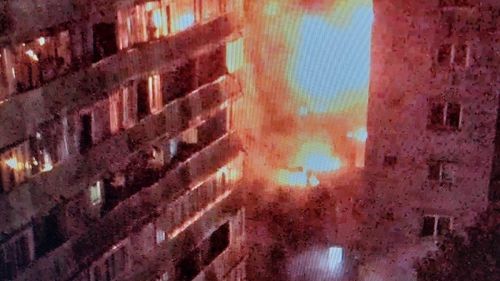 UPDATE VIDEO București, Sectorul 5: Incendiu puternic la un bloc termoizolat de pe strada Baciului / Sunt căutate potențiale victime