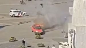 O mașină a luat foc după o „explozie” în piața centrală din Amsterdam