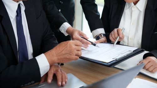 Cum arată improvizația Ministerului Educației pentru fundamentarea legislativă a examenelor din 2025 în România: instituția și-a bazat proiectele de ordine de ministru pe prevederi neaplicabile din legea actuală a educației