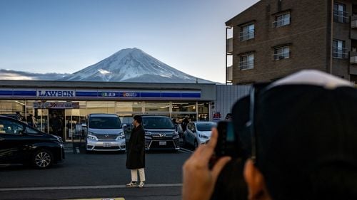 Muntele Fuji din Japonia, fără zăpadă la această dată, un record  de la debutul înregistrărilor, în urmă cu 130 de ani