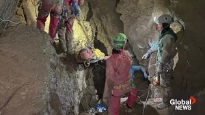 VIDEO Speologul american care a rămas blocat la o adâncime de peste 1.000 de metri într-o peşteră din Turcia a fost salvat