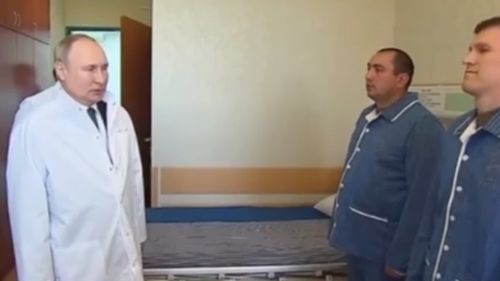 VIDEO Putin a vizitat răniții din Ucraina într-un spital militar: ”Unde este familia ta?” / Personalul medical l-a asigurat că nu sunt probleme cu echipamentele medicale și medicamentele