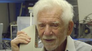 Ridicați-vă ochii din smartphone, imploră Martin Cooper, părintele telefonului mobil