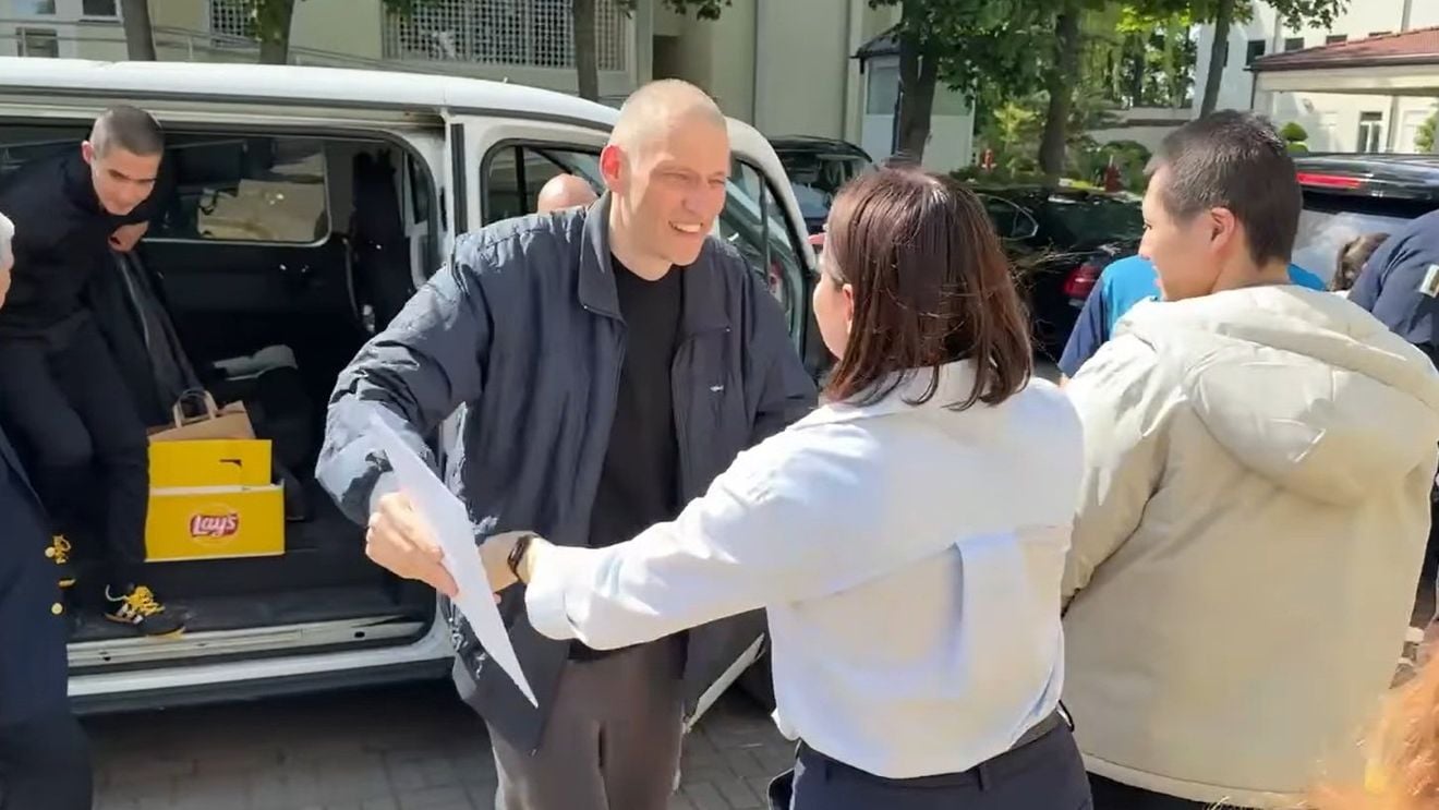 VIDEO Soţul cunoscutei opozante belaruse auto-exilate Svetlana Tihanovskaia a fost eliberat din închisoare / Serghei Tihanovski a candidat împotriva dictatorului Lukaşenko în 2020 și ispășea o pedeapsă de 18 ani