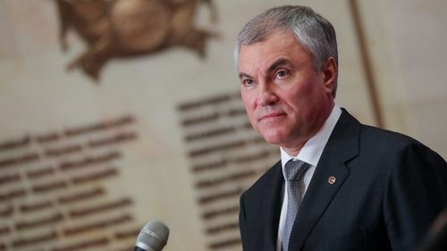 Liderul Dumei de Stat susține că Ucraina se va îndatora pentru „multe generații” în fața SUA, pe care le acuză că încearcă să profite de urma războiului: Zelenski „conduce ţara într-o groapă de datorii”