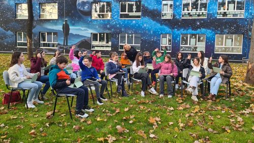 Grădina cu pixeli. Cum poate deveni distractivă o lecție de matematică sau de chimie, dacă este predată într-un foișor