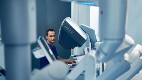 Piața de chirurgie robotică, în plină expansiune în România. Cu 7 sisteme robotice, în București, Cluj și Sibiu, MedLife este unul dintre operatorii medicali cu cea mai vastă experiență în domeniu, din țară