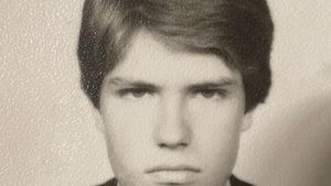 Festival de comentarii după ce Iohannis a publicat o fotografie din adolescență în care privea încruntat: ”Legenda spune că a zâmbit, dar cu întârziere”/ Cum arătau foștii președinți în tinerețe