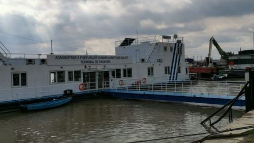 Adevărul: Un terminal de pasageri de un milion de euro ancorat la Dunăre zace nefolosit în Galați de zece ani pentru că a fost proiectat greșit / Este întrețiut și păzit, deși nu are nici o utilitate