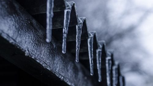 O femeie din Chiajna a murit după ce a fost lovită de o bucată de gheață căzută de pe un bloc